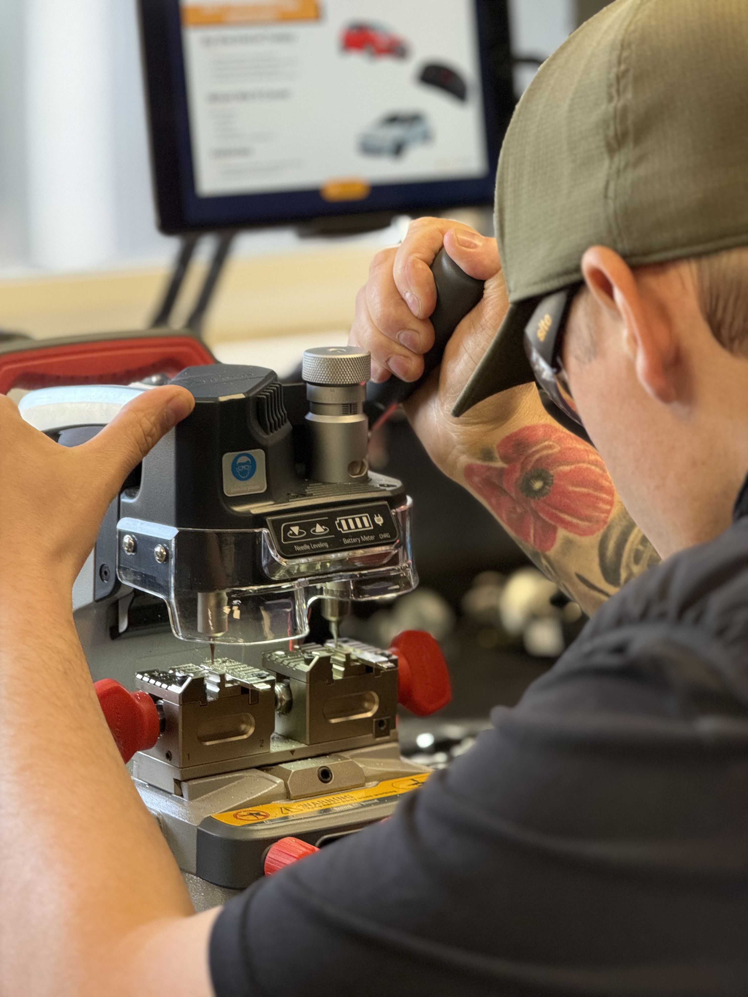 Mobile car key cutting on site